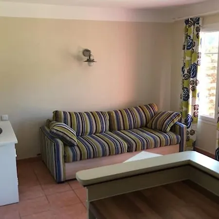 Дом отдыха Maison Confortable A Avec Piscine Partagee