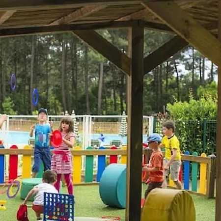 Prázdninový dům Maison Confortable A Avec Piscine Partagee *