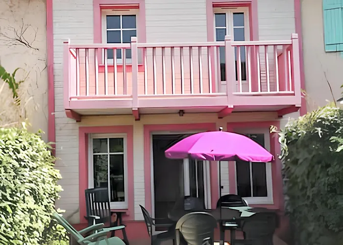 Prázdninový dům Maison Confortable A Avec Piscine Partagee *